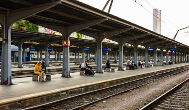 Bükreş Nort platformunda tren bekleyen yolcular