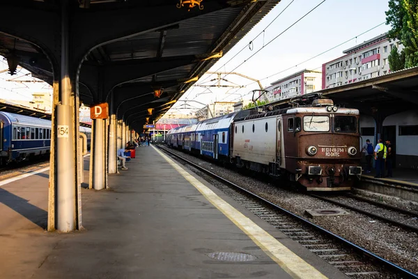 Bükreş Nort platformunda tren bekleyen yolcular