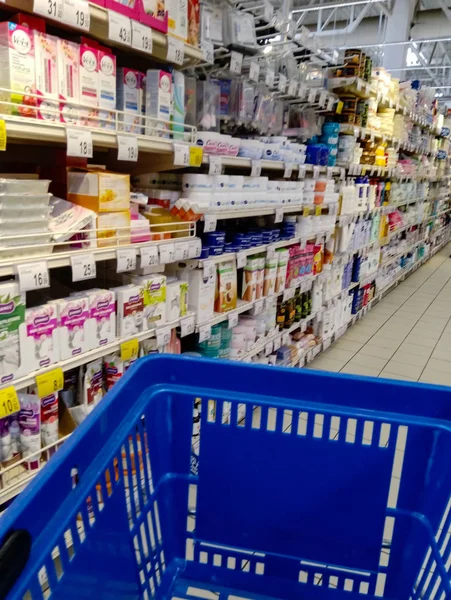 Перегляд кошика покупок у магазині супермаркетів в Бухаресті, Румунія, — стокове фото