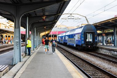 Bükreş Nort platformunda tren bekleyen yolcular