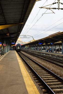 Bükreş Nort platformunda tren bekleyen yolcular