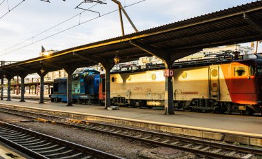 Bükreş Nort platformunda tren bekleyen yolcular