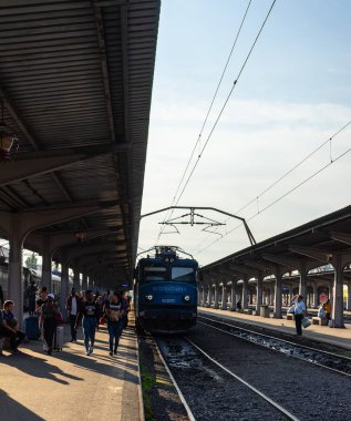 Bükreş Nort platformunda tren bekleyen yolcular