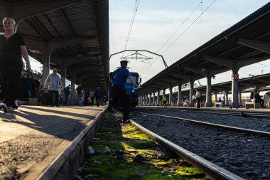 Bükreş Nort platformunda tren bekleyen yolcular