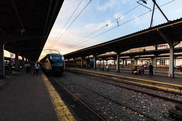 Reisende warten auf dem Bahnsteig von Bukarest nort auf einen Zug — Stockfoto