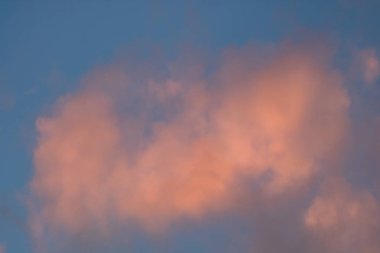 Alacakaranlıkta dramatik bulut manzarası Gün batımının doğuşuyla