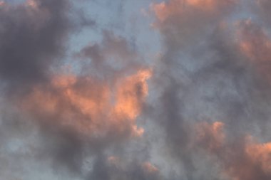 Alacakaranlıkta dramatik bulut manzarası Gün batımının doğuşuyla