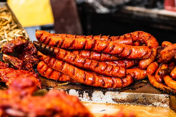 Carne al vapor jugosa en una parrilla de carbón, filetes de cerdo, pollo br — Foto de Stock