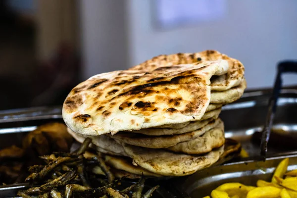 Pan de pita en la parrilla durante el festival de comida rápida, comida callejera — Foto de Stock