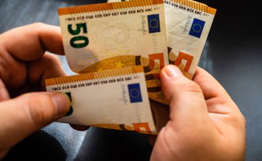 Adam para sayıyor, Euro'yu yakın sayarak