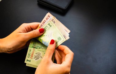 Kadın para sayıyor, Lei'yi yakın sayarak.