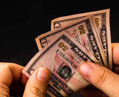 Adam para sayıyor, dolar ları sayıyor.