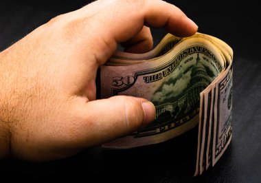 Adam para sayıyor, dolar ları sayıyor.