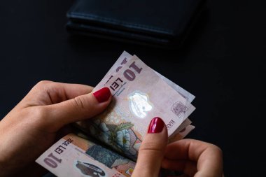 Kadın para sayıyor, Lei'yi yakın sayarak.