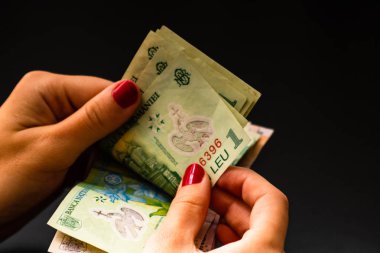 Kadın para sayıyor, Lei'yi yakın sayarak.