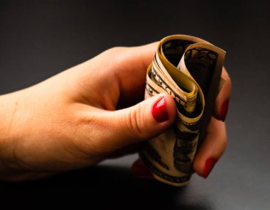 Kadın para sayıyor, dolar sayıyor. Yaklaş.