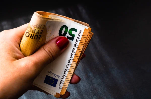 Frau zählt Geld, zählt EURO aus nächster Nähe — Stockfoto