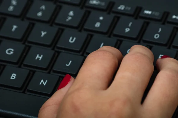 Mão feminina usando teclado pc. Fechar a mão mulher no computador k — Fotografia de Stock