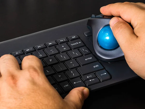 Чоловіча рука за допомогою миші на ПК та клавіатури. Крупним планом рука людини на comp — стокове фото
