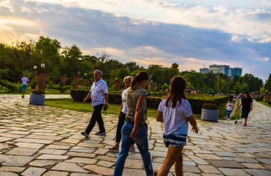 İnsanlar yürüyüş ve Kral Mihai I park eğlenmek (Herastrau pa