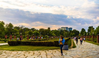 İnsanlar yürüyüş ve Kral Mihai I park eğlenmek (Herastrau pa