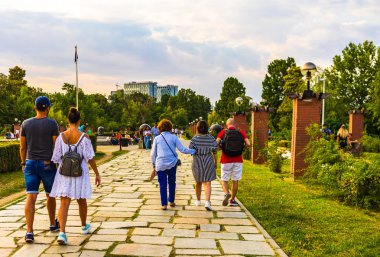İnsanlar yürüyüş ve Kral Mihai I park eğlenmek (Herastrau pa