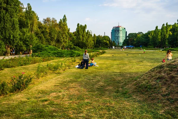 Ludzie bawią się w parku króla Mihai I (Herastrau Park) w Buchy — Zdjęcie stockowe