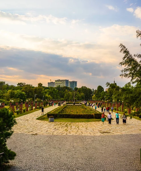 People walking and having fun in King Mihai I park (Herastrau pa — Stock Photo, Image