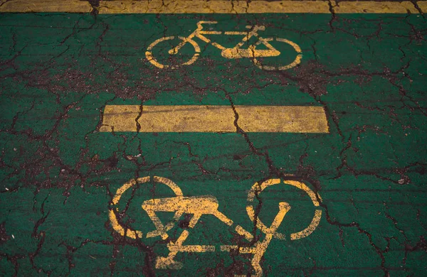 Cartel de bicicleta en asfalto. Línea de bicicletas en el parque King Mihai I (Hera —  Fotos de Stock