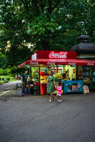 Personas que compran bienes en una tienda en el parque King Mihai I (Herastrau —  Fotos de Stock