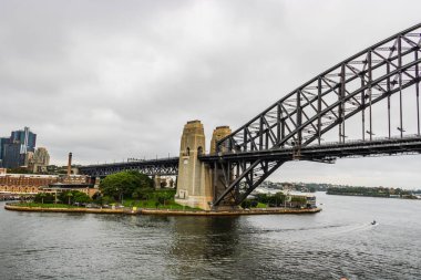 Bulutlu bir günde Sydney Harbour Köprüsü manzarası. Sydney, Avustralya