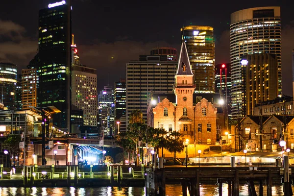 Downtown 's nachts aan de waterkant in de haven van Sydney. Sydney, Australië — Stockfoto