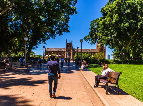 Mensen ontspannen in Hyde Park naast de katholieke kathedraal van St. M — Stockfoto