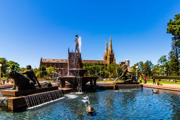 Hyde Park naast de katholieke kathedraal van St. Mary in Sydney, Aust — Stockfoto