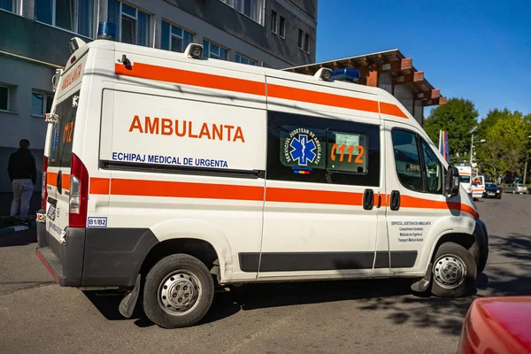 Ambulans vid ingången till ett akut rum. Ambulans på DUT — Stockfoto