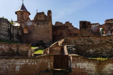 Royal Cour ortaçağ eski kale (kale) ve kilise kalıntıları