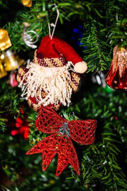 Noel süslemeleri fotoğrafı. Noel baloları. Renkli dekor