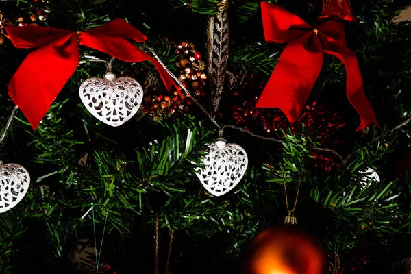 Φωτογραφία Χριστουγεννιάτικης Διακόσμησης. Χριστουγεννιάτικα μπαλάκια. Πολύχρωμη διακόσμηση — Φωτογραφία Αρχείου