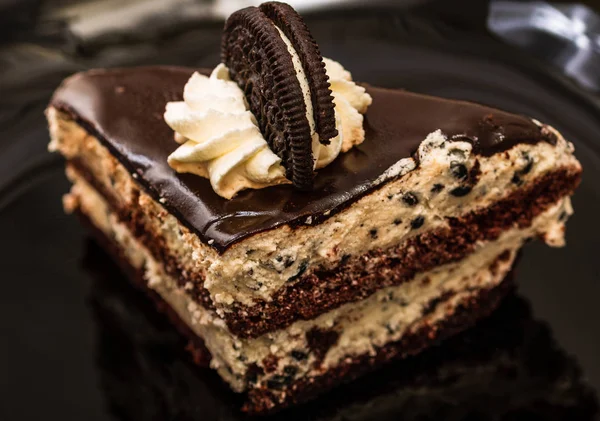 Creamy cheesecake with chocolate cookies and cream biscuits. — Stock Photo, Image