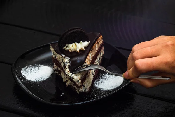 Τρώγοντας κρεμώδη τσιζκέικ με μπισκότα σοκολάτας και κρέμα — Φωτογραφία Αρχείου