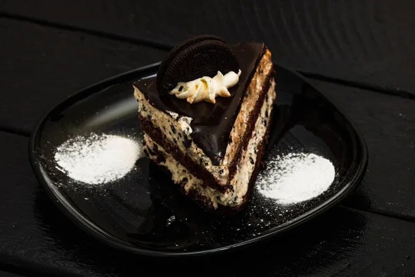 초콜릿 쿠키와 크림 비스킷을 곁들인 크림 치즈 케이크. — 스톡 사진