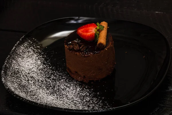 Mus czekoladowy z truskawkowym i czekoladowym kijem na czarnym — Zdjęcie stockowe