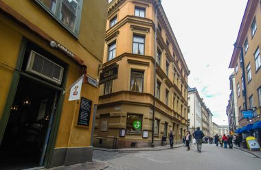 Stockholm, İsveç eski şehir sokaklarında yürüyen turistler