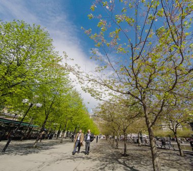 Stockholm, İsveç eski şehir sokaklarında yürüyen turistler