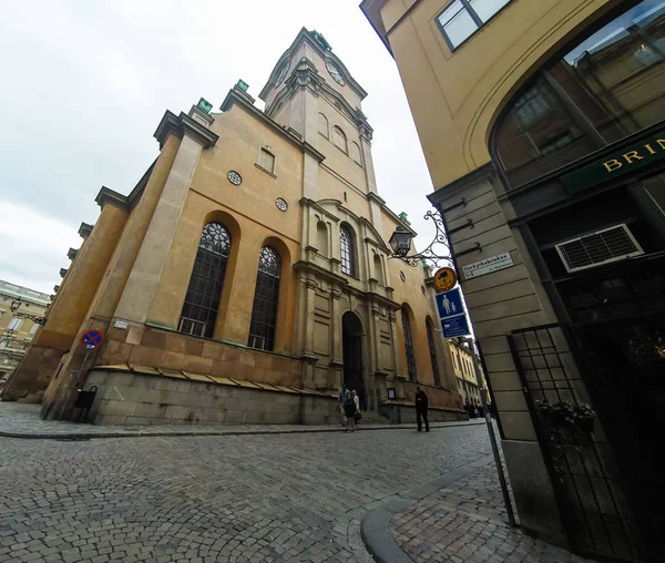 Τουρίστες που περπατούν στους δρόμους της παλιάς πόλης της Στοκχόλμης, Σουηδία — Φωτογραφία Αρχείου