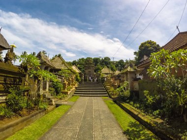 En önemli tapınak (Pura Besakih) birini ziyaret eden turistler
