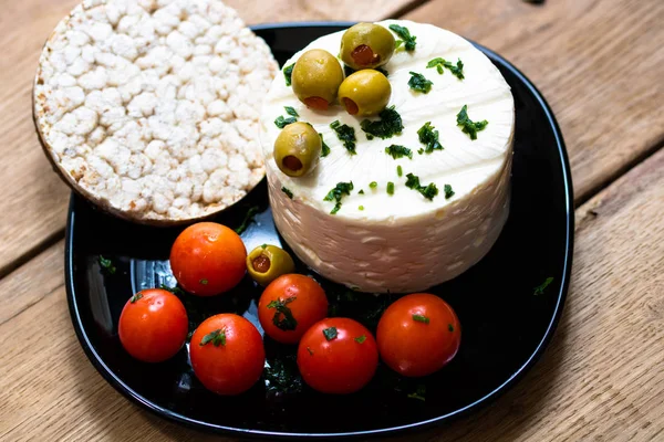 Блюдо для завтрака (сыр, фрикадельки, зеленые оливки, помидоры черри — стоковое фото