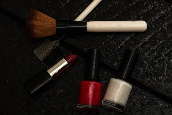 Diverse cosmetica op een zwarte achtergrond. Beauty producten, close — Stockfoto
