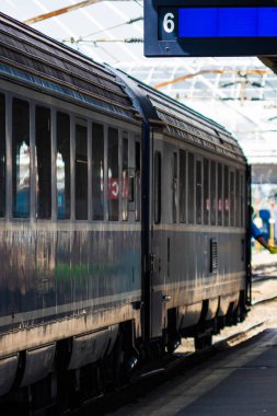 Bükreş Kuzey Tren İstasyonu platformunda tren (Gara d