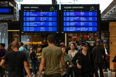 Buc'daki ana tren istasyonunda gelen ve giden yolcu panosu
